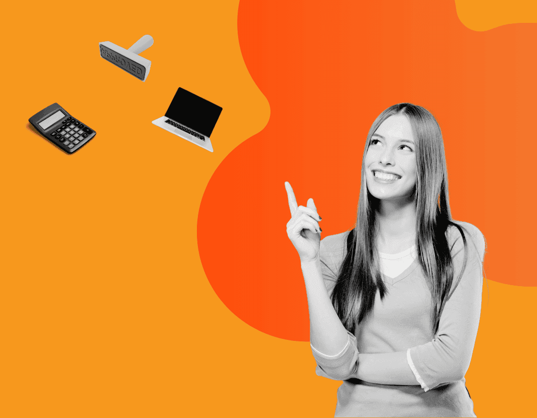 Vrouw wijst naar laptop, calculator en stempel bij uitleg over starten als freelancer en administratie.