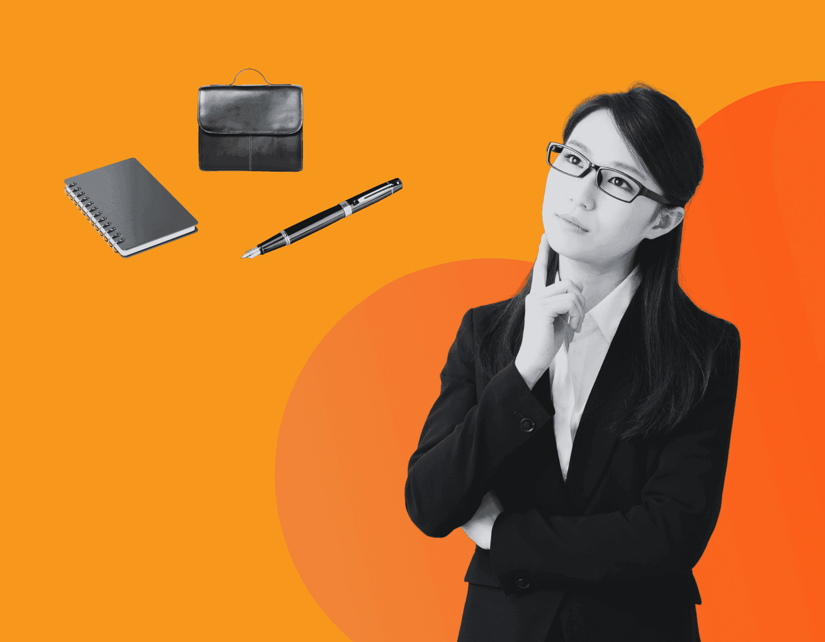 Zakelijke professional denkt na over freelancen, met notitieboek, pen en aktetas als symbolen van werkkeuze.